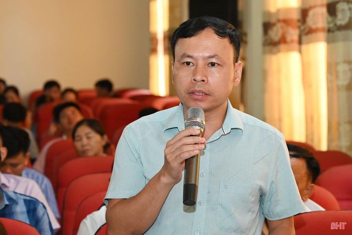  Cử tri Nguyễn Tuấn Anh - cử tri xã Hương Xuân đề nghị xem xét chuyển diện tích đất trồng cây cao su kém hiệu quả về cho cấp xã quản lý. 