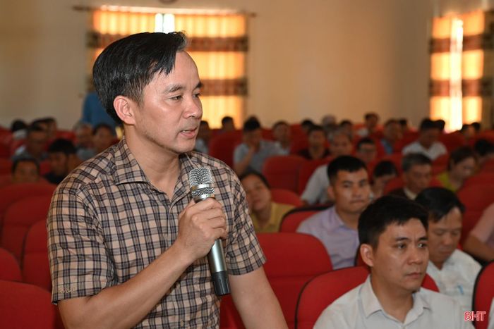  Đại biểu Nguyễn Trung Thương - cử tri xã Hương Đô kiến nghị tại hội nghị. 