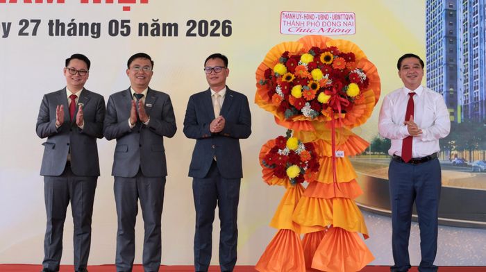 Phó Chủ tịch UBND thành phố Hồ Văn Hà chúc mừng nhà đầu tư nhân dịp khởi công
