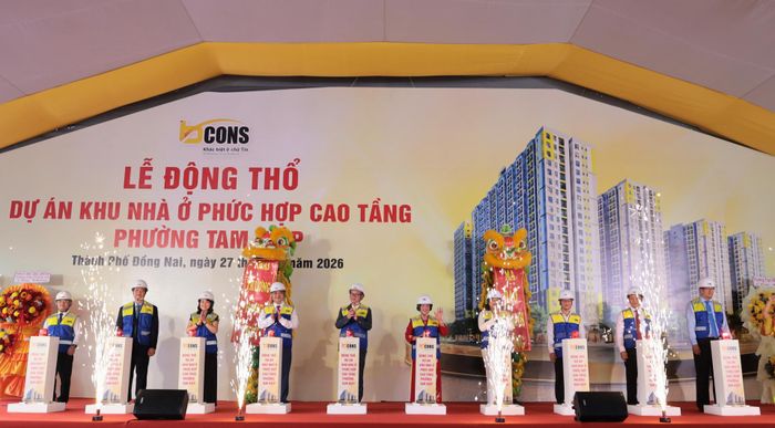 Các đại biểu thực hiện nghi thức khởi công khu nhà ở tại phường Tam Hiệp