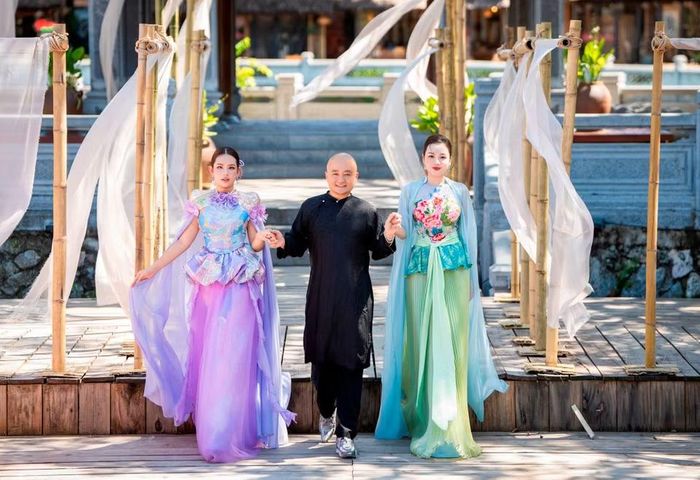 Nhà thiết kế Cao Minh Tiến cũng các thiết kế đặc biệt của bộ sưu tập mới.