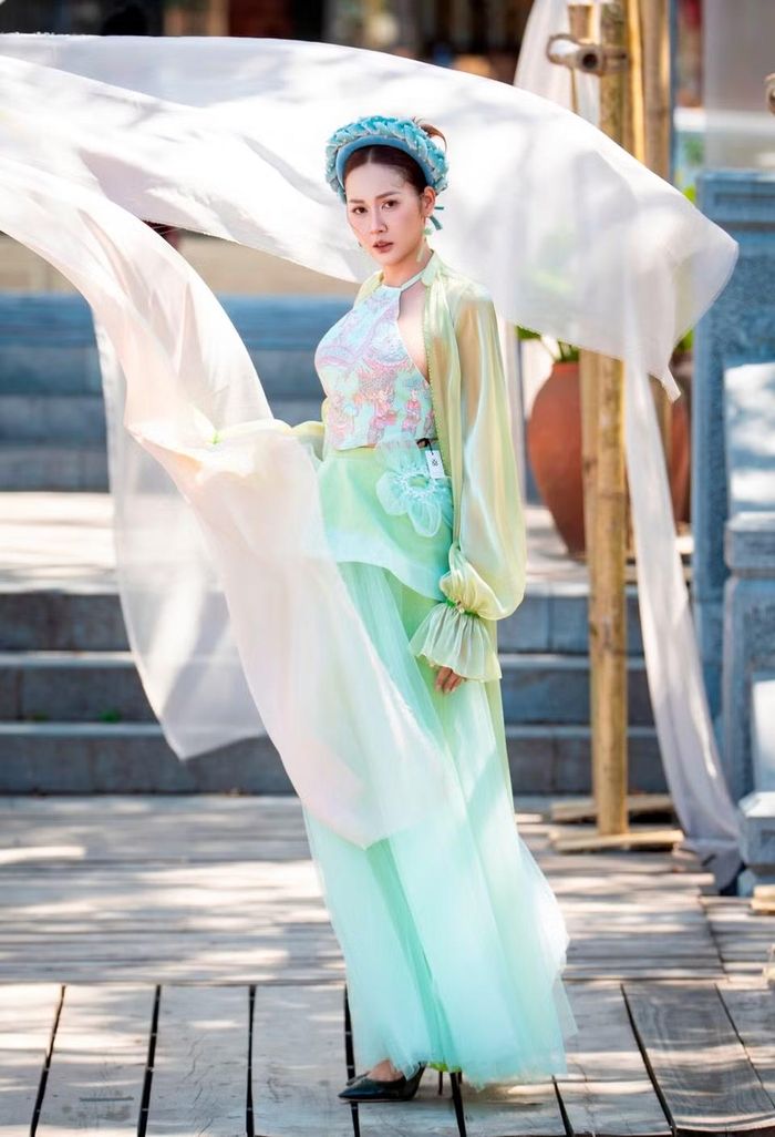 Bộ sưu tập mang đến những thiết kế giàu màu sắc văn hóa truyền thống nhưng vẫn mang tinh thần đương đại.