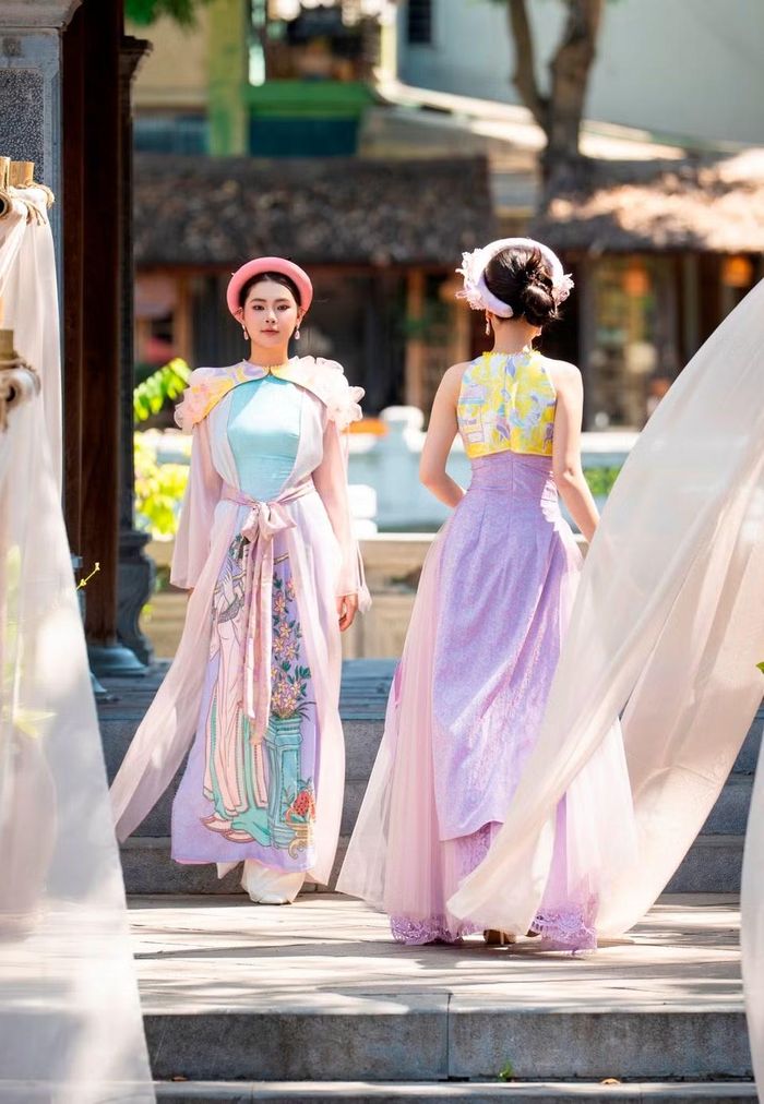 Những hình ảnh quen thuộc gắn liền với đời sống dân gian, các biểu tượng truyền thống cùng bảng màu đặc trưng của tranh Đông Hồ được chuyển tải lên trang phục theo cách trẻ trung và hiện đại hơn.