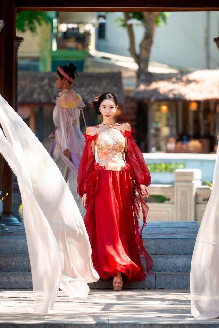 Không chọn cách sao chép nguyên bản các họa tiết dân gian, Cao Minh Tiến cho biết anh xử lý các họa tiết mang tính ứng dụng và thị giác hiện đại hơn, với mong muốn tạo nên nét giao thoa giữa di sản truyền thống và sáng tạo đương đại.