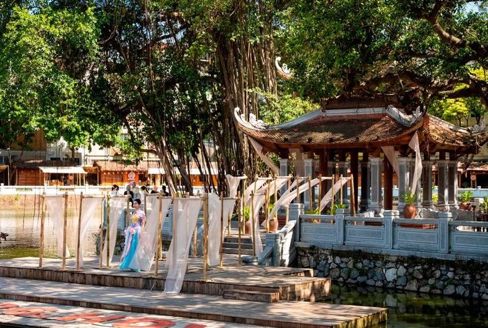 Sàn diễn đặc biệt đậm màu sắc lịch sử, văn hóa truyền thống tại Hồ Văn, Văn Miếu – Quốc Tử Giám góp phần tôn vinh tinh thần di sản giữa đời sống đương đại.