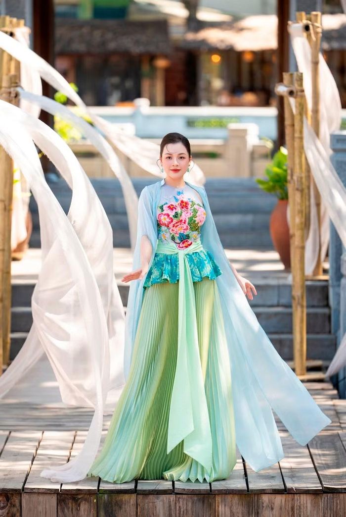 Giữa không gian đậm sắc màu lịch sử, những thiết kế lấy cảm hứng từ tranh dân gian mang đến cảm giác vừa gần gũi, quen thuộc vừa mới mẻ.