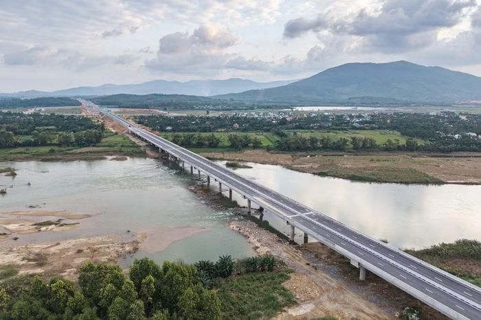 Dự án cao tốc nếu là cầu cạn sẽ có chi phí đầu tư cao nhưng tuổi thọ công trình bền vững hơn nếu so với đất đắp nền đường. (Ảnh: PV/Vietnam+)
