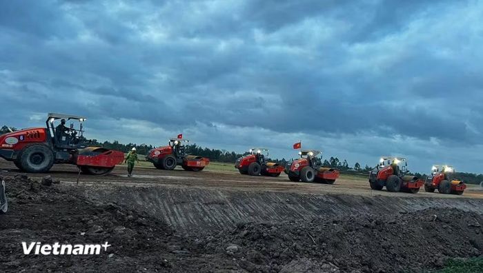 Các nhà thầu huy động máy móc thi công nền đường tại Dự án thành phần cao tốc đoạn Hậu Giang-Cà Mau. (Ảnh: Việt Hùng/Vietnam+)