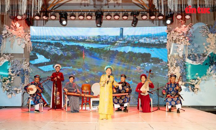 Tình yêu với Ca Huế được vun đắp qua nhiều thế hệ trong mái nhà chung của những người yêu di sản.