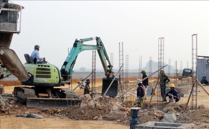 Giữa nắng nóng, công nhân trên công trường xây dựng Khu công nghiệp Trung Thành vẫn miệt mài lao động.