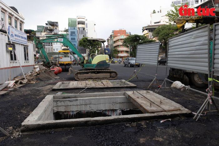 Công trình chống ngập tại chợ Hàng Da có dung tích 2.500 m³, được xây dựng bằng kết cấu bê tông cốt thép, tích hợp trạm bơm điều tiết với công suất 0,09 m³/s cho mỗi bơm cùng hệ thống cống đấu nối và cửa phai điều tiết nhằm nâng cao khả năng thoát nước cho khu vực.