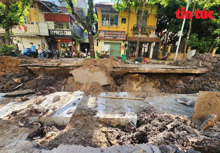 Dự án chống ngập được khởi công từ ngày 25/3 với 22 hạng mục, bao gồm cải tạo trạm bơm tại 6 hồ lớn, như: Thiền Quang, Bảy Mẫu, Ba Mẫu, Linh Quang, Văn Chương, Trung Tự. Đồng thời triển khai thi công tại 16 điểm thuộc các tuyến phố trung tâm, như: Lý Thái Tổ, Phan Chu Trinh, Lê Lai, Quang Trung, Quán Sứ, Nguyễn Trãi…