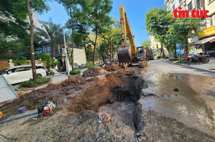 Công trình chống ngập trên đường Quang Trung. Nhà thầu dùng máy xúc đào lòng đường Quang Trung sâu gần 4 m, sau đó lắp đặt hệ thống thoát nước bằng cống hộp.