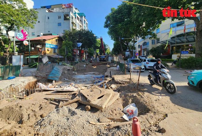 Trên phố Phan Chu Trinh, đơn vị thi công đang đào đất, dựng khung để đổ bê tông.