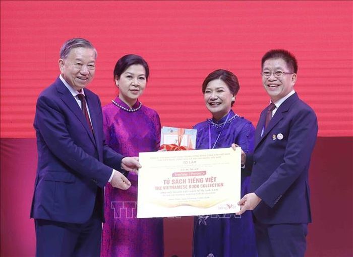 Tổng Bí thư, Chủ tịch nước Tô Lâm và Phu nhân trao tặng tượng trưng "Tủ sách tiếng Việt" cho Hội người Việt Nam toàn Thái Lan. Ảnh: Thống Nhất/TTXVN.