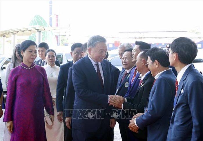 Tổng Bí thư, Chủ tịch nước Tô Lâm và Phu nhân gặp gỡ cộng đồng người Việt Nam tại Thái Lan. Ảnh: Thống Nhất/TTXVN.