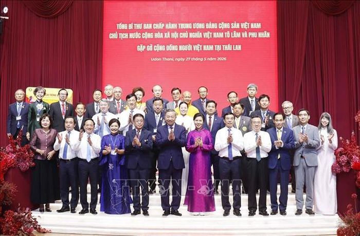 Tổng Bí thư, Chủ tịch nước Tô Lâm và Phu nhân cùng đại biểu chụp ảnh chung với đại diện cộng đồng người Việt Nam tại Thái Lan. Ảnh: Thống Nhất/TTXVN.