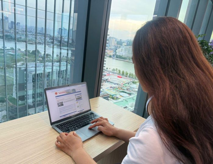 Chị Thảo Vy dễ dàng kê khai thuế điện tử từ ngày ứng dụng công nghệ số.