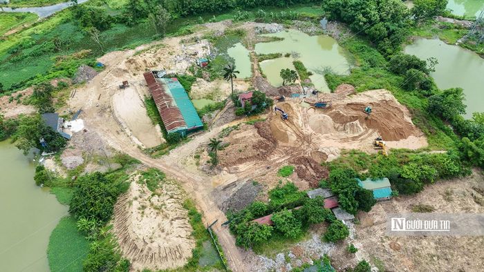 Tương tự một khu đất nông nghiệp khác trên địa bàn xã Thiên Lộc cũng rơi vào tình trạng bị san lấp làm điểm tập kết vật liệu xây dựng.