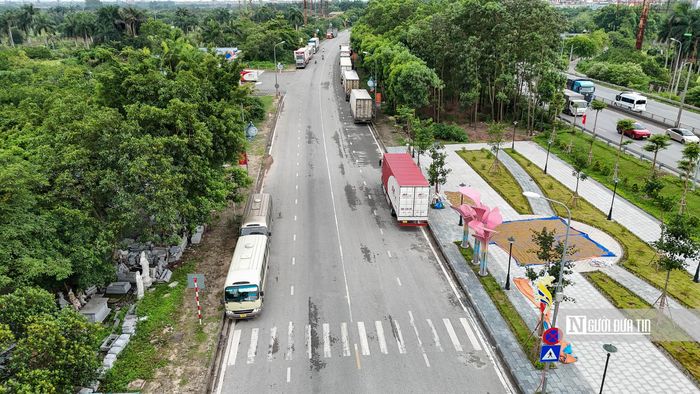 Hàng loại xe tải cỡ lớn đỗ dưới lòng đường mặc dù đã có biến cấm dừng đỗ tại khu vực này.