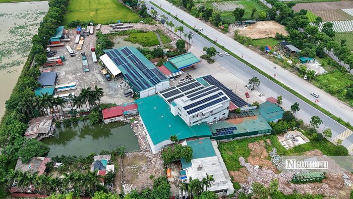 Tình trạng san lấp phế thải xây dựng làm bãi tập kết xe tải, đầu kéo là một trong những vi phạm nhức nhối tại xã Thiên Lộc nói riêng và toàn Thành phố Hà Nội nói chung.