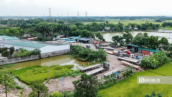 Ghi nhận của Người Đưa Tin, tại khu đất nằm ngày mặt đường Tỉnh lộ 23, có các loạt xe, đầu kéo đang được tập kết tại đây. (Ảnh chụp tháng 5/2026).