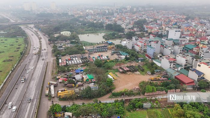 Phó Chủ tịch Thường trực UBND Thành phố Hà Nội Dương Đức Tuấn vừa có công văn yêu cầu các Sở, ngành và chính quyền xã, phường phải tổ chức rà soát, thống kê toàn bộ các công trình có dấu hiệu vi phạm, đặc biệt là: Xây dựng trái phép, sai phép; sử dụng đất sai mục đích (đất nông nghiệp, lâm nghiệp). Trong ảnh là khu đất tại xã Kim Chung, huyện Đông Anh (cũ) nay là xã Thiên Lộc bị biến tướng thành bãi tập kết xe được chụp vào tháng 3/2024.