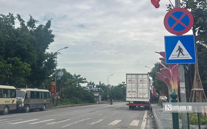 Ngoài những vi phạm đất đai trên địa bàn xã, Người Đưa Tin còn ghi nhận nhiều trường hợp vi phạm lấn chiếm lòng đường, vỉa hè mặc dù đã có biến cấm dừng đỗ.
