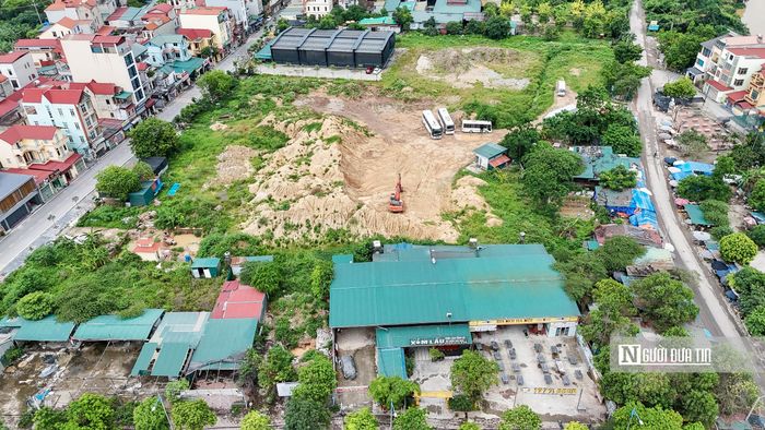 Trong ảnh là khu đất rộng hàng nghìn m2 đã bị san lấp, "xẻ thịt" để làm bãi tập kết vật liệu xây dựng, lán xưởng kinh doanh sai mục đích. Theo lãnh đạo UBND xã, khu đất này thuộc quyền quản lý của trường Trung cấp.
