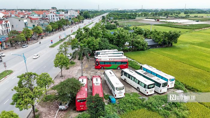 Một diện tích đất nông nghiệp khác nằm cạnh mặt đường Tỉnh lộ 23 cũng đã được san gạt làm nơi tập kết xe khách.