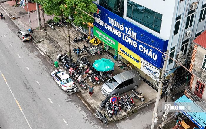 Tương tự, toàn bộ phần vỉa hè tại khu vực trước cửa trung tâm tiêm chủng Long Châu cũng bị lấn chiếm để đỗ xe. Đối với nội dung này, lãnh đạo UBND xã Thiên Lộc cho biết sẽ giao lực lượng Công an kiểm tra và xử lý.