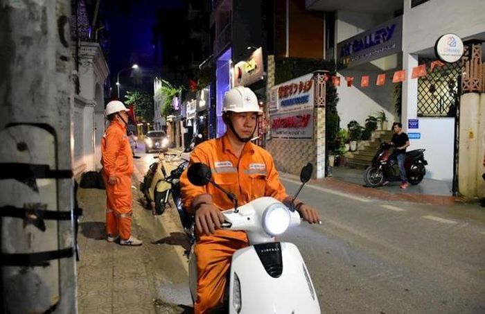 Các tổ ứng trực lưu động được tăng cường để xử lý sự cố phát sinh trên lưới điện dân cư trong thời gian nắng nóng cao điểm (Ảnh: EVNHANOI).
