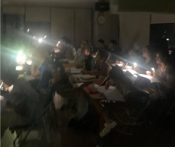 Cảnh mất điện ở lớp học trên đường Hồng Mai, Bạch Mai, tối 26/5. Ảnh: Dũng Nguyễn.