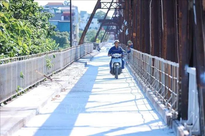 Từ 0h ngày 28-5, xe máy, xe thô sơ và người đi bộ sẽ được phép lưu thông trở lại trên phần đường đi bộ, đường xe máy và xe thô sơ của cầu Long Biên.