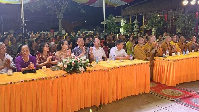 Tham dự buổi lễ có đông đảo các quý tăng ni, phật tử, lãnh đạo địa phương cùng bà con nhân dân.