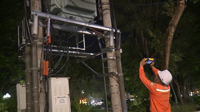 Cán bộ kĩ thuật kiểm tra vận hành của trạm biến áp.