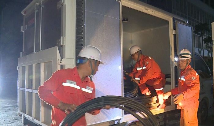 Cán bộ kỹ thuật và công nhân điện chuẩn bị vật tư đi khắc phục, sửa chữa sự cố điện.