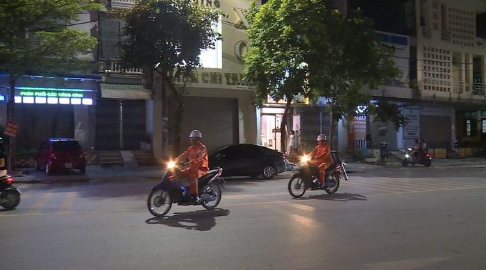 Các tổ công tác tiếp tục di chuyển tới khu vực khác để xử lý sự cố điện cho người dân.