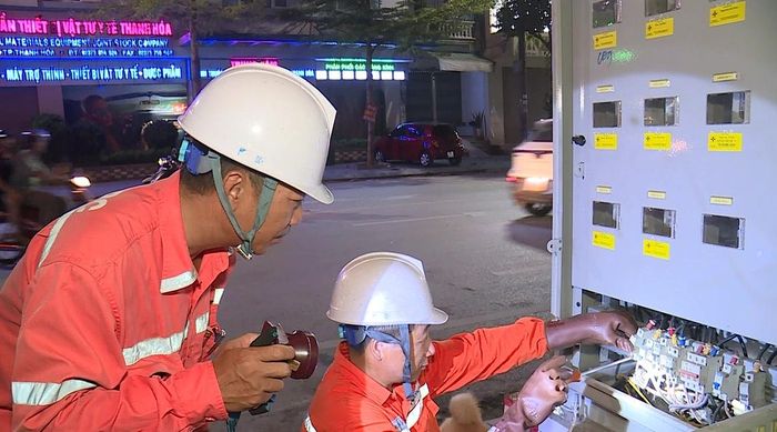 Công nhân tập trung xử lý sự cố, khôi phục cấp điện cho khách hàng.