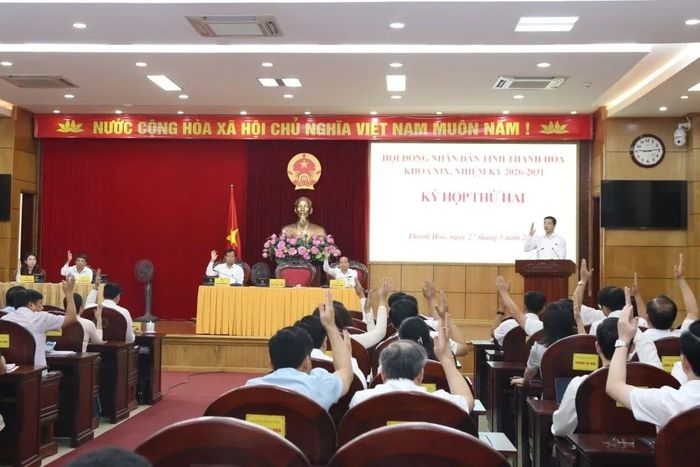 Các đại biểu biểu quyết thông qua các nghị quyết.