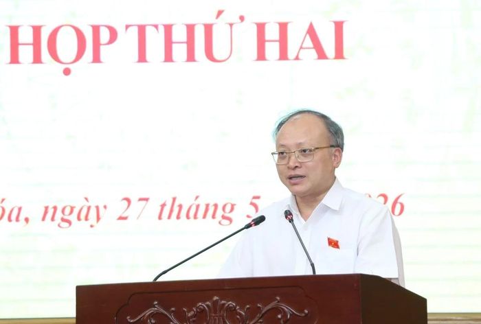 Giám đốc Sở Tài chính Lê Trọng Thụ trình bày các tờ trình liên quan tại kỳ họp.