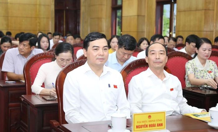 Đồng chí Nguyễn Hoài Anh, Ủy viên Trung ương Đảng, Phó Bí thư Tỉnh ủy, Chủ tịch UBND tỉnh cùng các đại biểu dự kỳ họp.