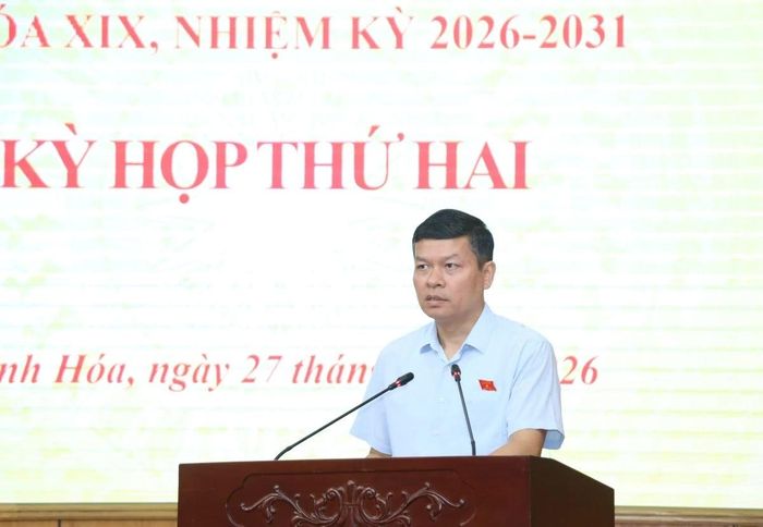 Trưởng Ban Dân tộc, HĐND tỉnh Lương Tiến Thành báo cáo thẩm tra các tờ trình, dự thảo nghị quyết.