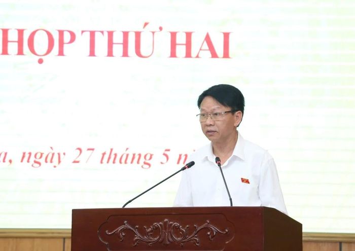 Trưởng Ban Pháp chế, HĐND tỉnh Nguyễn Quốc Hải báo cáo thẩm tra các tờ trình, dự thảo nghị quyết.