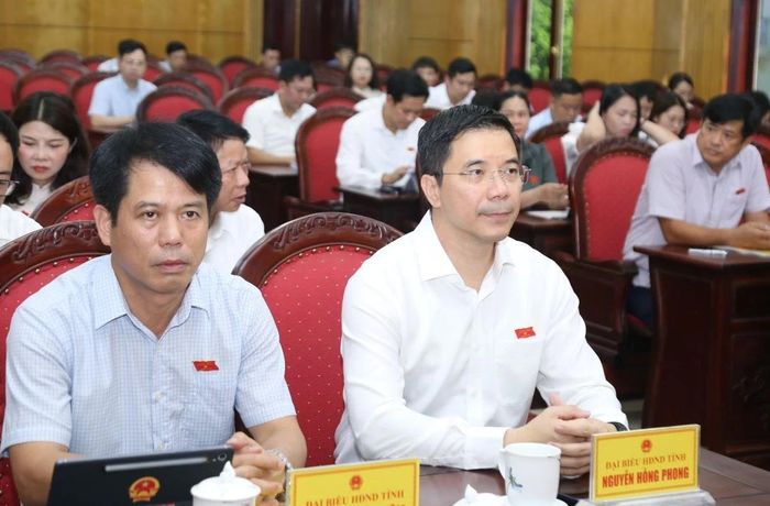 Đồng chí Nguyễn Hồng Phong, Ủy viên dự khuyết Trung ương Đảng, Phó Bí thư Thường trực Tỉnh ủy, Chủ tịch HĐND tỉnh cùng các đại biểu dự kỳ họp.