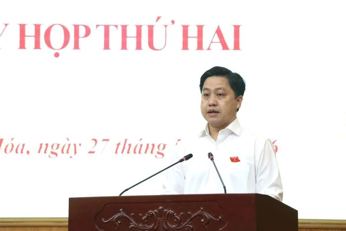 Giám đốc Sở Nông nghiệp và Môi trường Lê Văn Tiến trình bày các tờ trình liên quan tại kỳ họp.