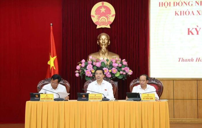 Đồng chí Nguyễn Hồng Phong, Ủy viên dự khuyết Trung ương Đảng, Phó Bí thư Thường trực Tỉnh ủy, Chủ tịch HĐND tỉnh và các đồng chí Phó Chủ tịch HĐND tỉnh chủ trì kỳ họp.