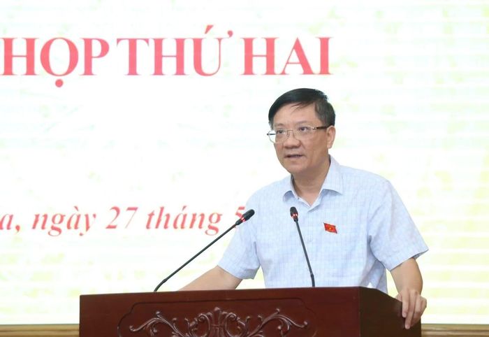 Trưởng Ban Kinh tế - Ngân sách, HĐND tỉnh Hoàng Anh Tuấn báo cáo thẩm tra các tờ trình, dự thảo nghị quyết.