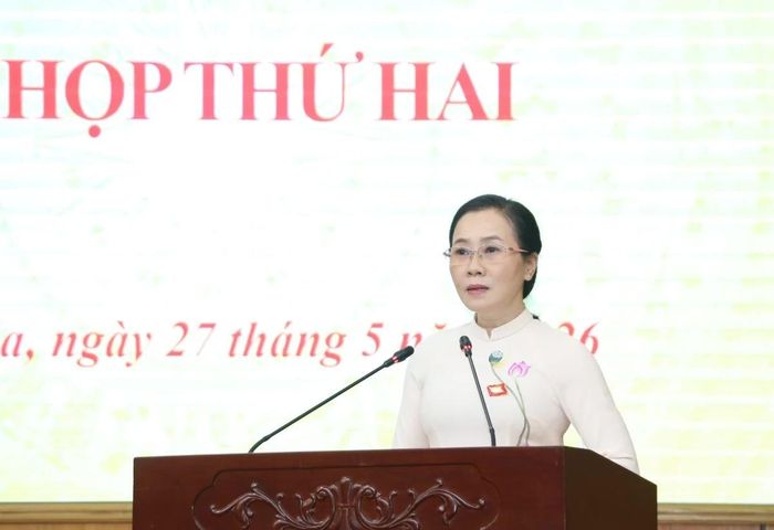 Trưởng Ban Văn hóa - Xã hội, HĐND tỉnh Ngô Thị Hồng Hảo báo cáo thẩm tra các tờ trình, dự thảo nghị quyết.