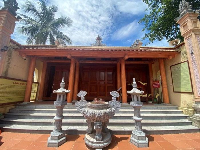 Đền thờ Hoàng Thái hậu Tiền Lê nằm cạnh lăng Quốc Mẫu.